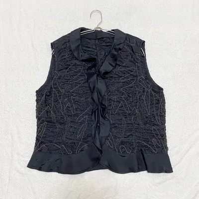 【ロザース】フリルベスト しわ加工 立体刺繍 フルボタン 上品 光沢 13