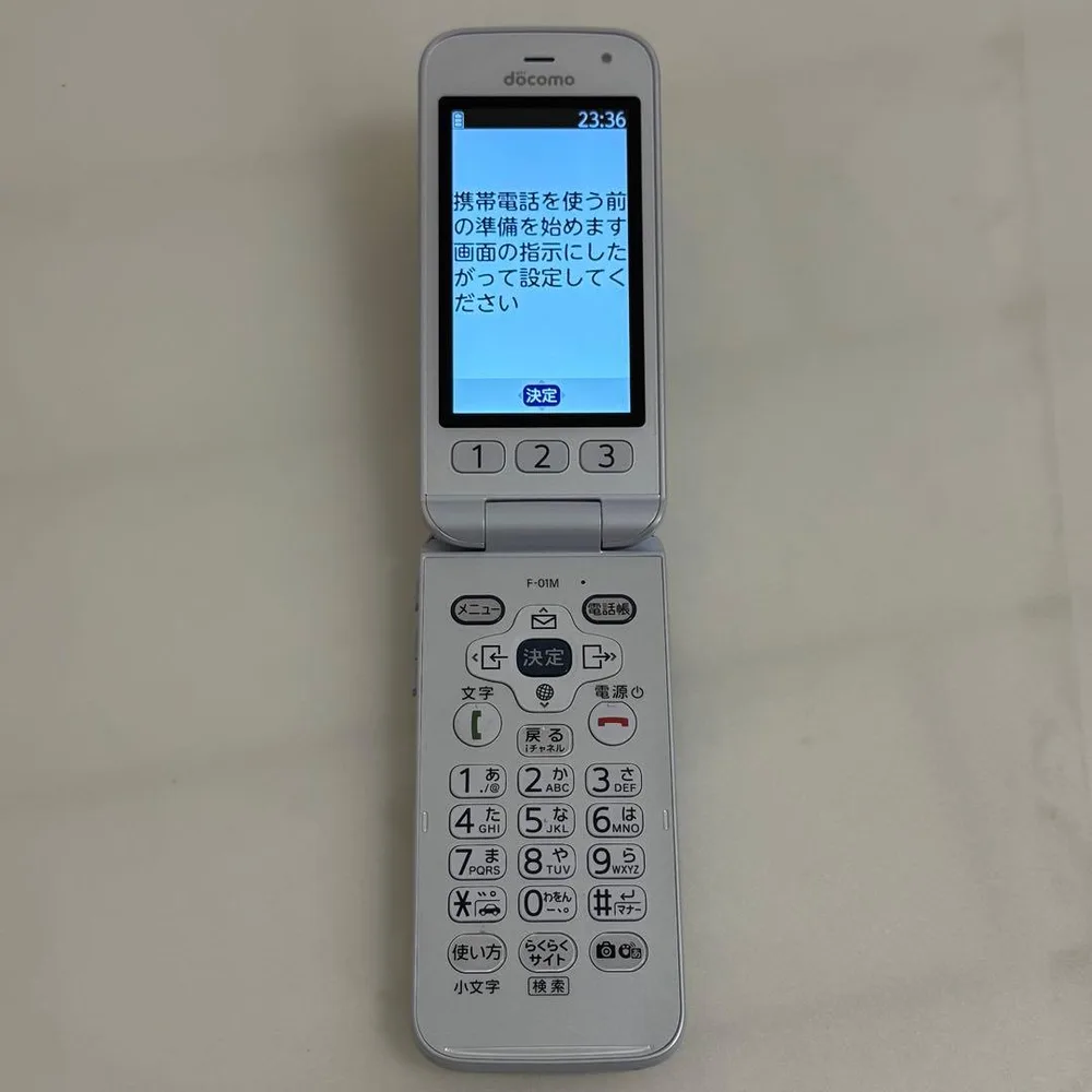 docomo らくらくホン F-01M 本体 ホワイト