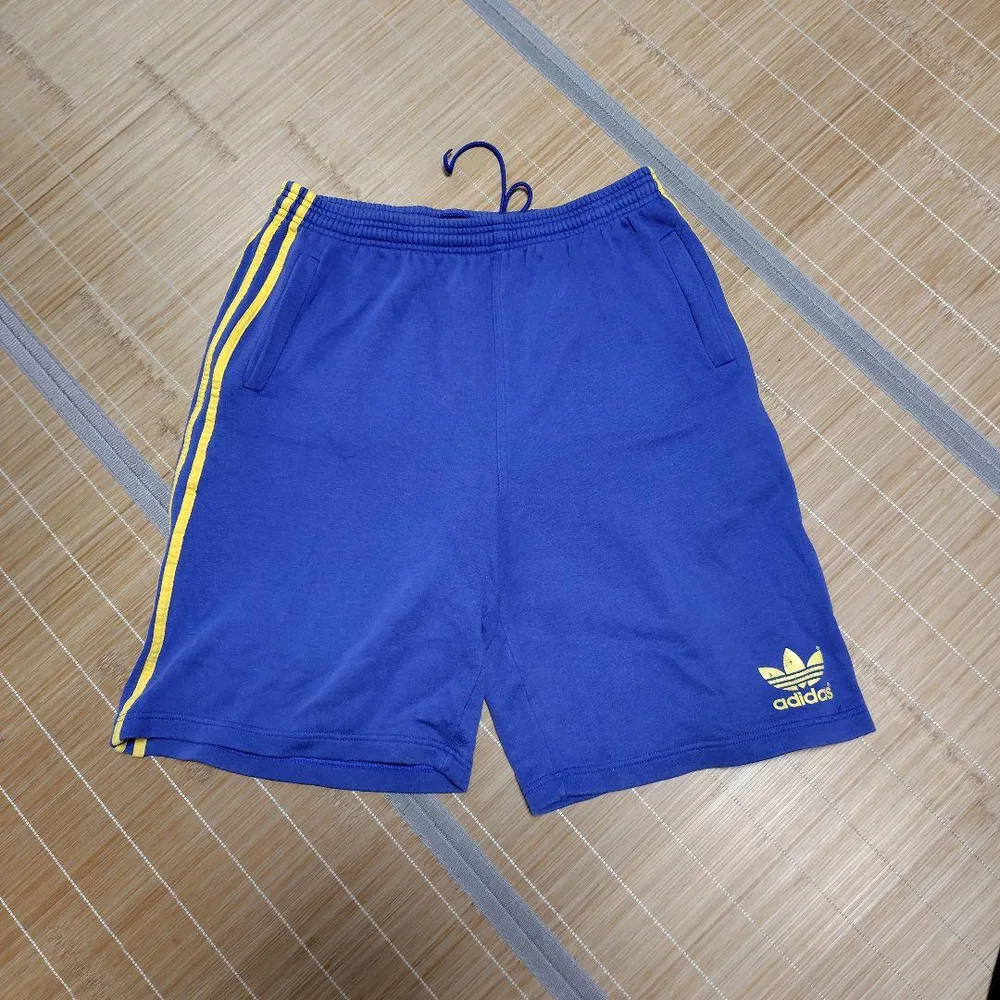 adidas トレフォイルロゴ ショートパンツ ブルー×イエロー
