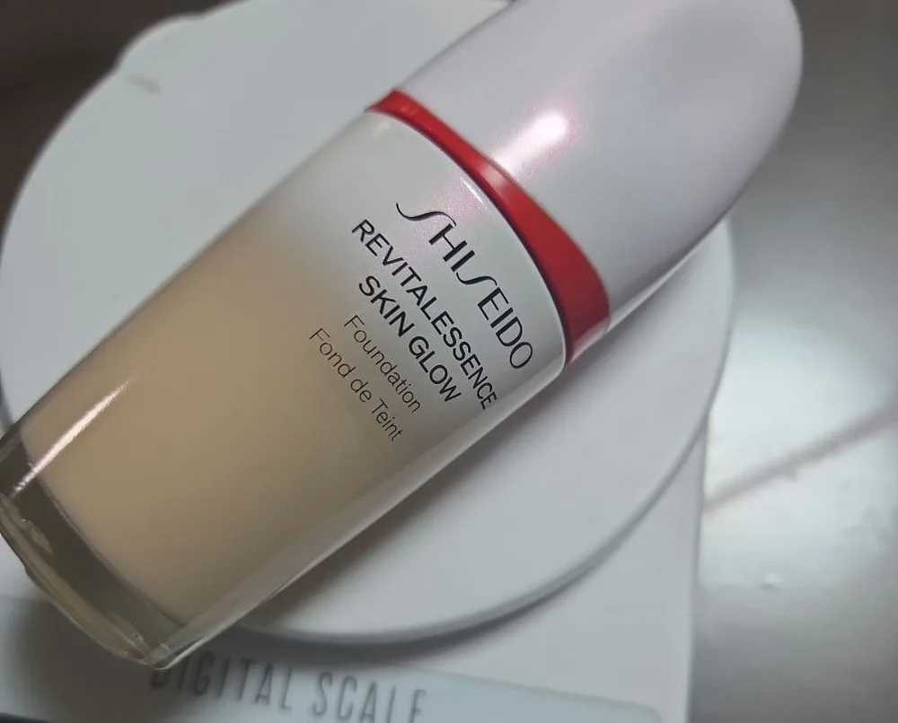 SHISEIDO リバイタレッセンス スキン グロウ ファンデーション220