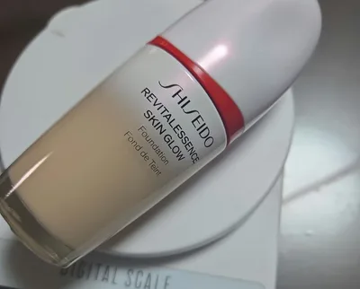 SHISEIDO リバイタレッセンス スキン グロウ ファンデーション220