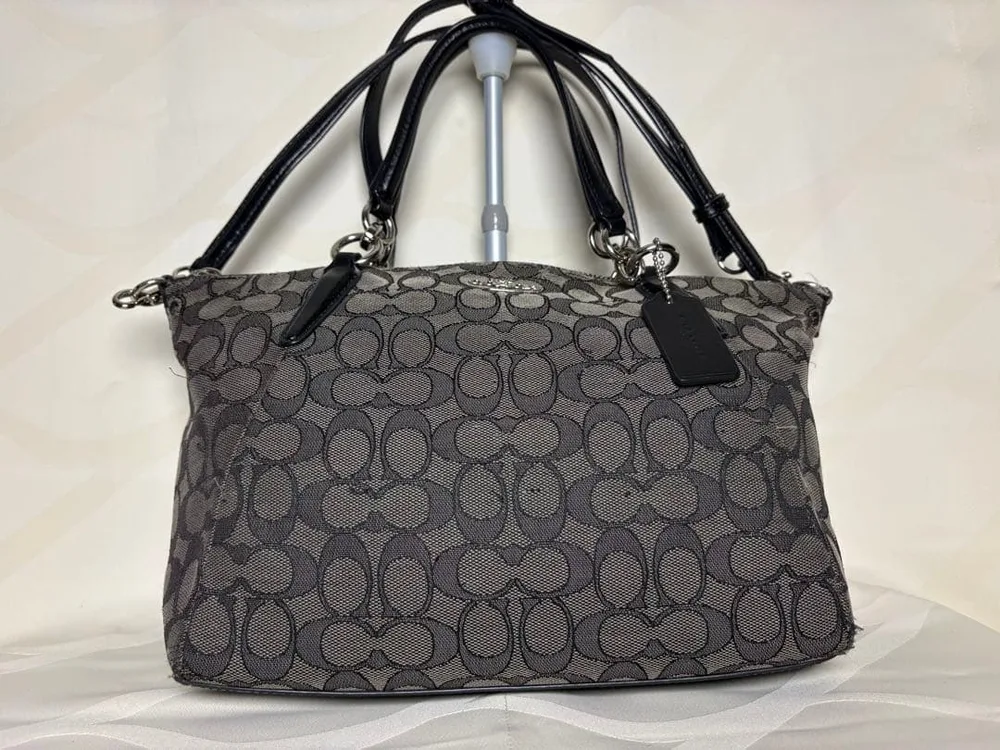 กระเป๋าถือ COACH Signature สีดำ
