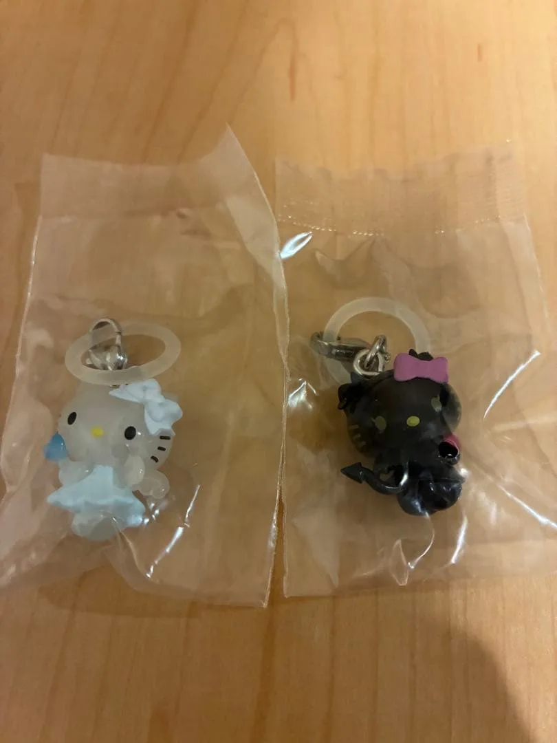 ハローキティ めじるしアクセサリー 天使 悪魔 2個セット