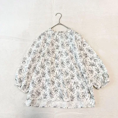 長袖ブラウス(M)フリルネック 花柄 混綿 ボタン テールカット フェミニン