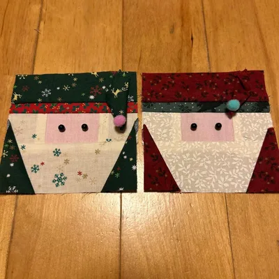 パッチワーク キルトトップ ボンボン帽子がかわいいサンタクロース 2枚