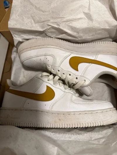 NIKE AIR FORCE 1 ทองคำขาว 23.5ซม