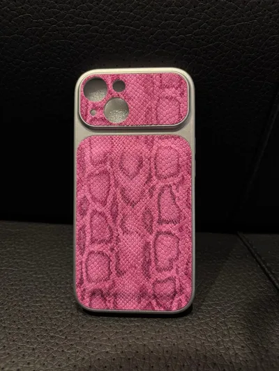 iPhone15用ケース パイソン柄 ピンク
