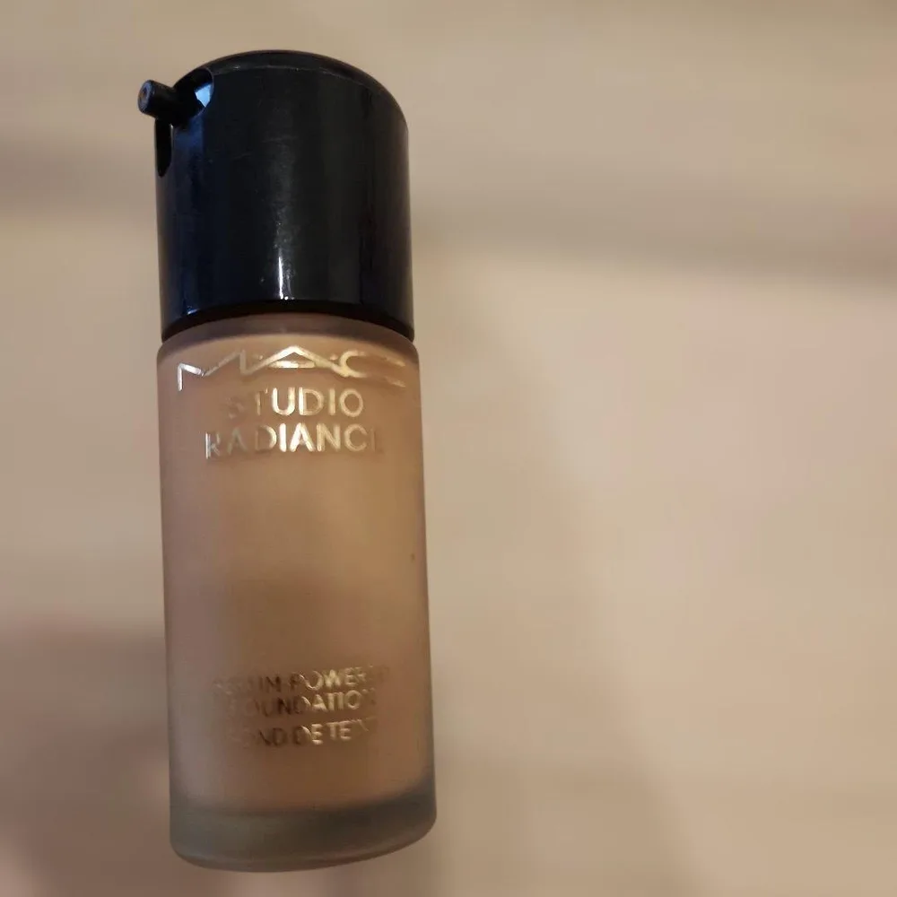 MAC STUDIO RADIANCE ファンデーション NC15