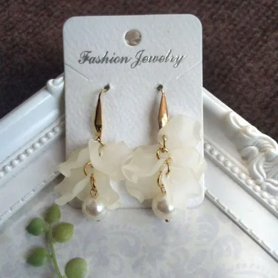 ハンドメイド ホワイトフラワー×パールピアス/イヤリング