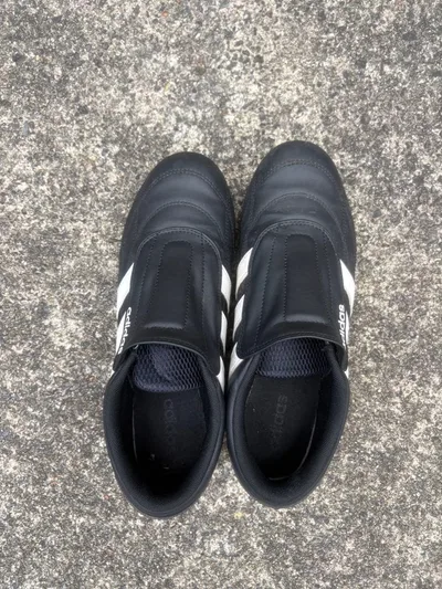 รองเท้าผ้าใบ Adidas สีดำขาว