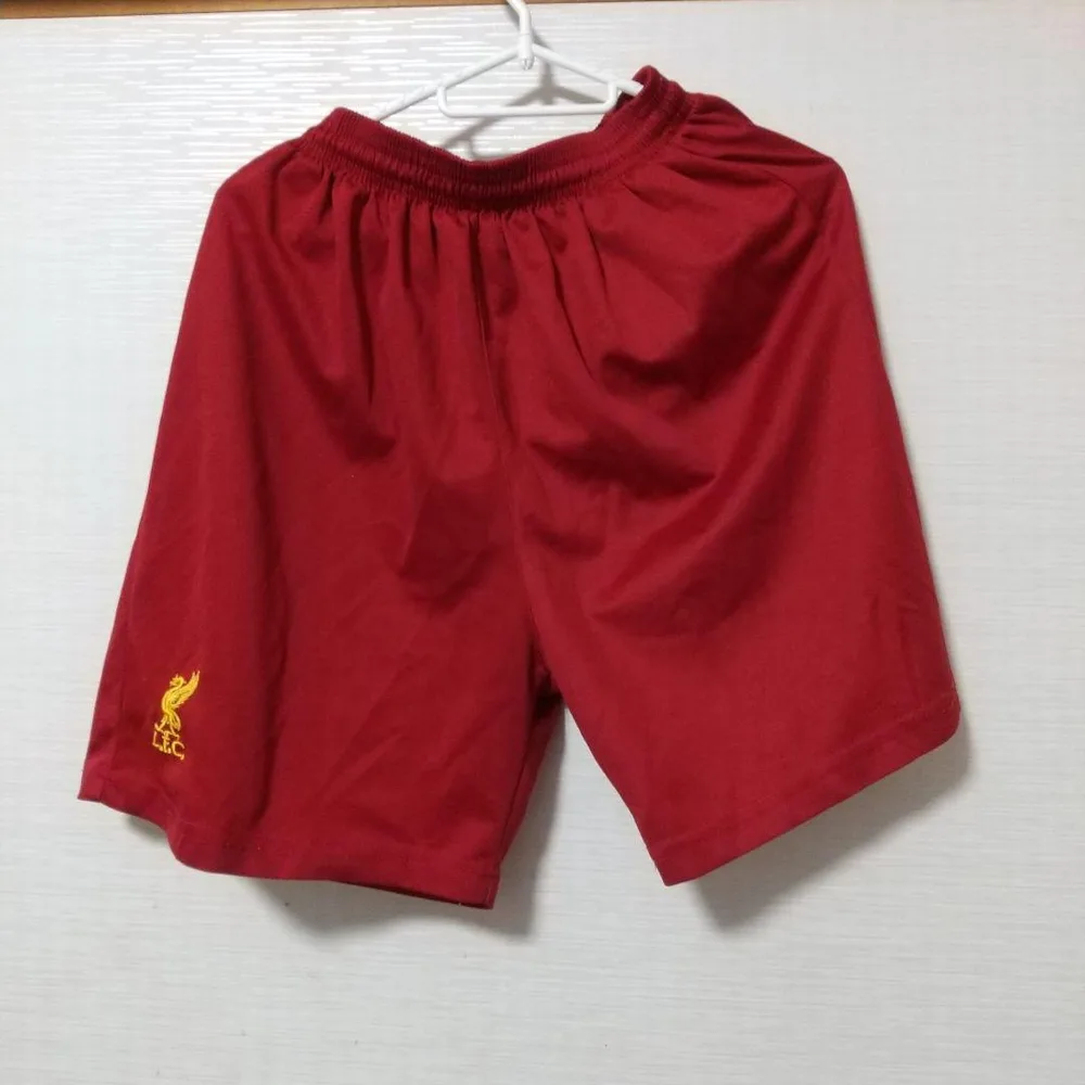 L.F.C. 赤 ハーフパンツМサイズ相当。軽くて動きやすい。