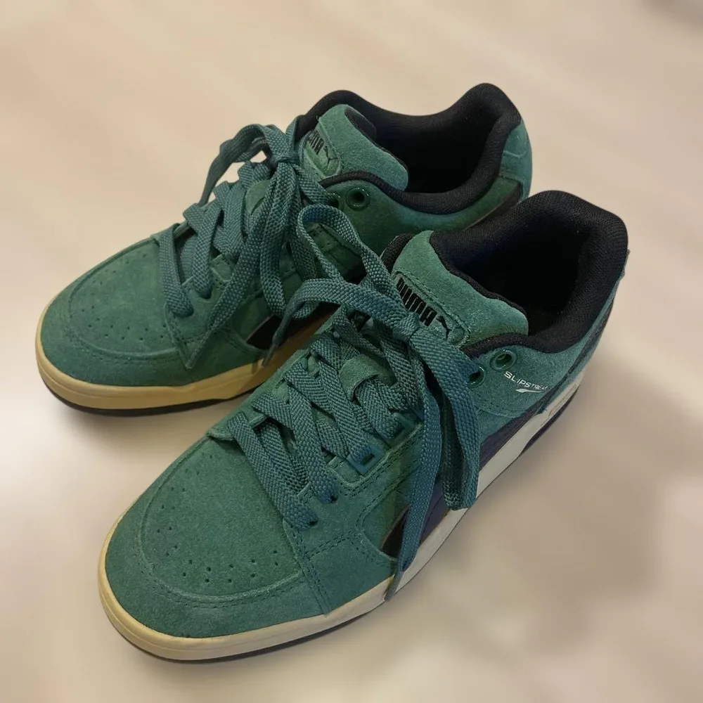 PUMA SLIPSTREAM Suede รองเท้าผ้าใบ สีเขียว