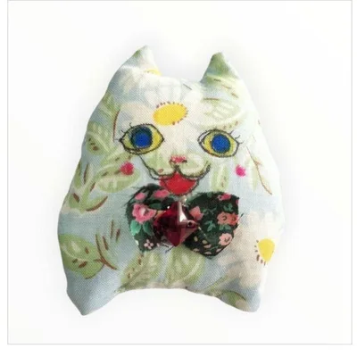 ハンドメイド 猫型ブローチ 花柄 水色