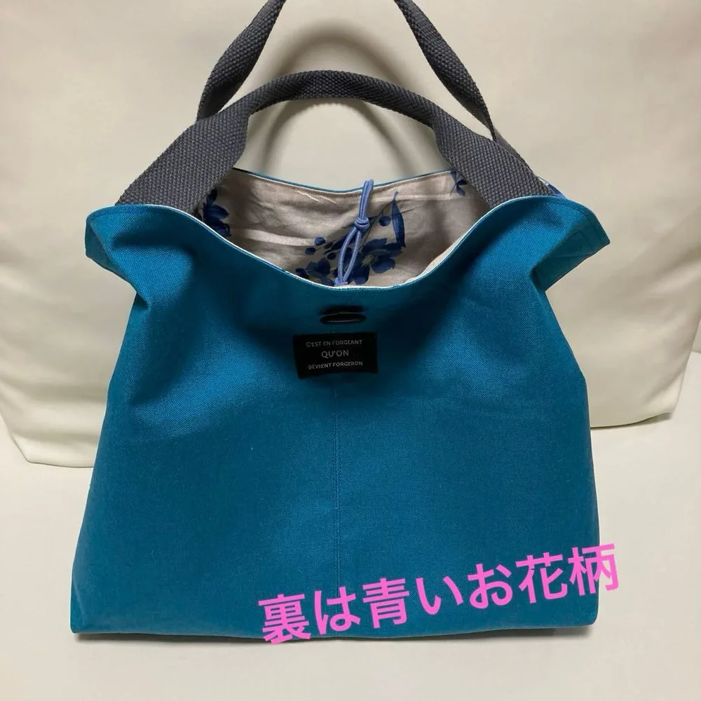 ハンドメイドトートバッグ、持ち手の付け方がオシャレ、ボタンどめ ブルー✖️青い花柄