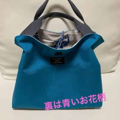 ハンドメイドトートバッグ、持ち手の付け方がオシャレ、ボタンどめ ブルー✖️青い花柄
