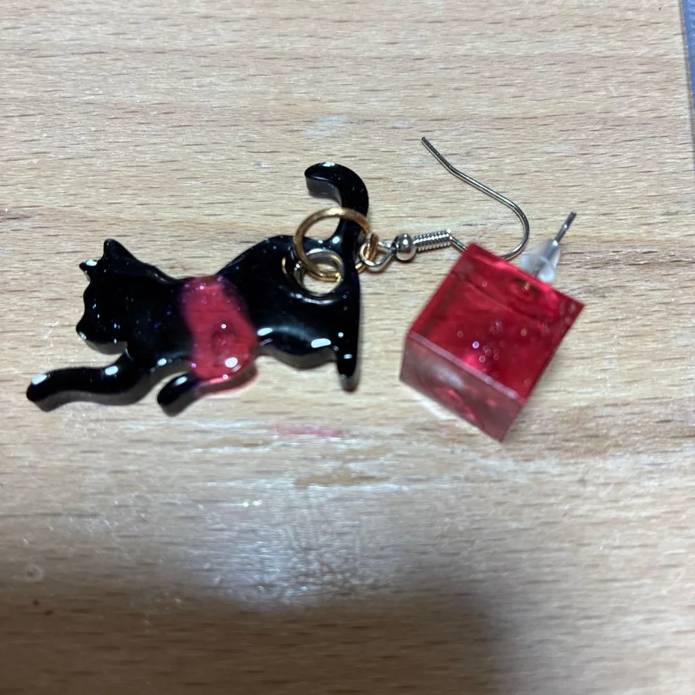 キューブピアスと黒猫ピアス ハンドメイド