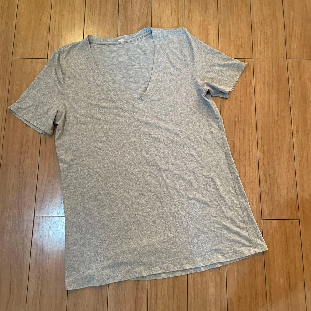 【美品サイズ10】ルルレモン グレー Vネック Tシャツ