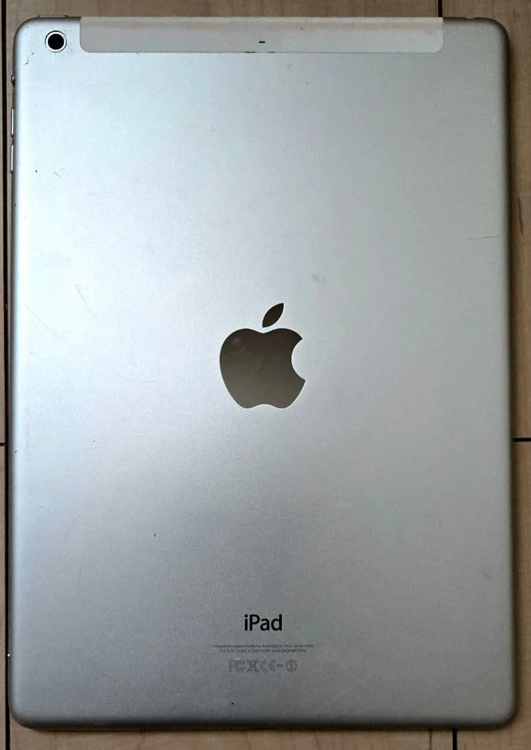 【ジャンク品】iPad Air 初代 A1475 シルバー 本体 + ケース付