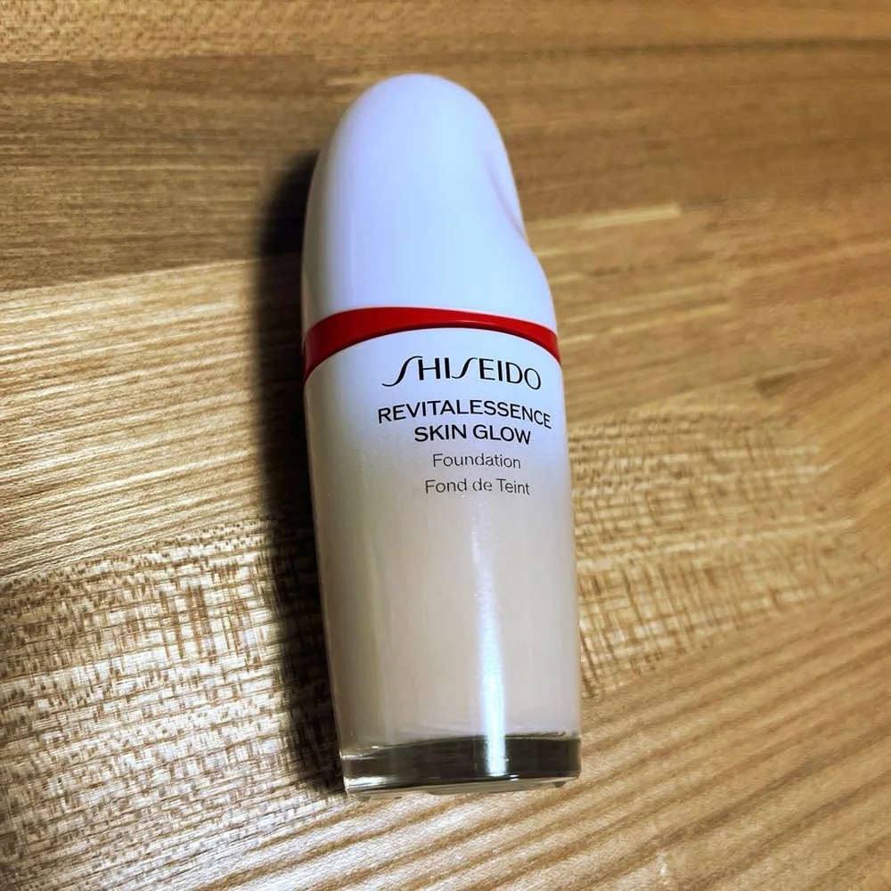 SHISEIDO エッセンス スキングロウ ファンデーション 130