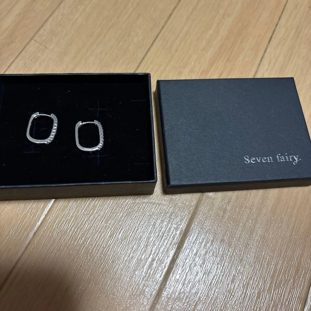 Seven fairy スクエア型 ビジューピアス
