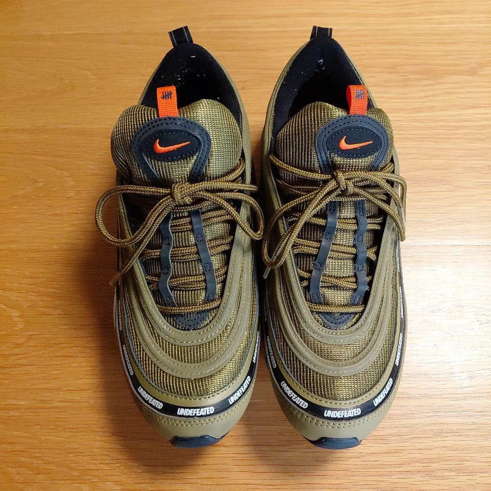 NIKE UNDEFEATED スニーカー オリーブ