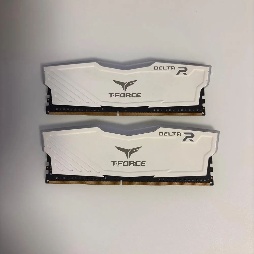 TeamGroup T-FORCE DELTA R DDR4 16GBx2枚