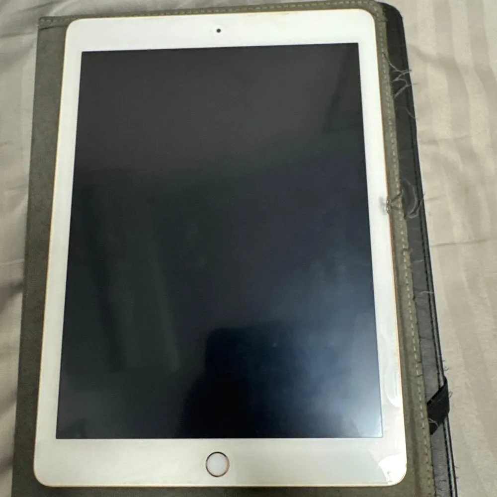 iPad 第6世代 32GB Wi-Fiモデル ホワイト ケース付き Apple