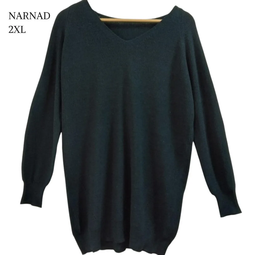 เสื้อสเวตเตอร์ทูนิคผ้าถักยาวคอวี 3 ลิตร ตัวเสื้อสีเขียวเข้มทรงหลวม