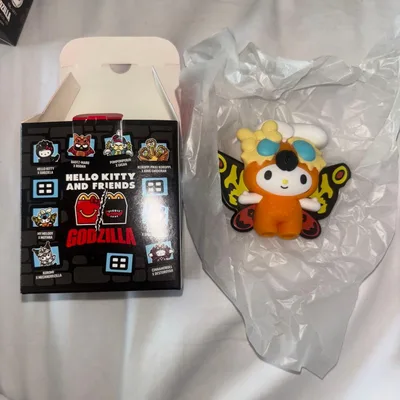 ハローキティ ゴジラ マイメロディ モスラ コラボ フィギュア