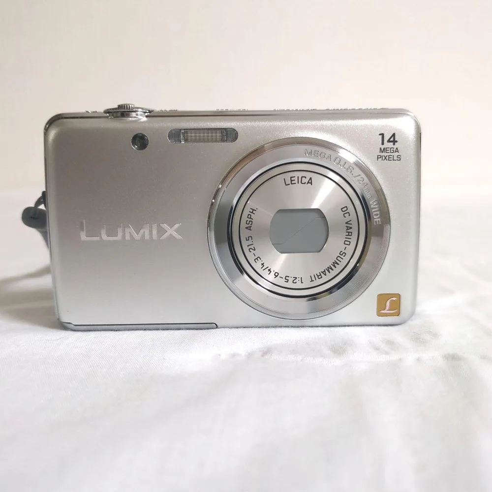 【極美品】Panasonic LUMIX DMC-FH6 デジカメ