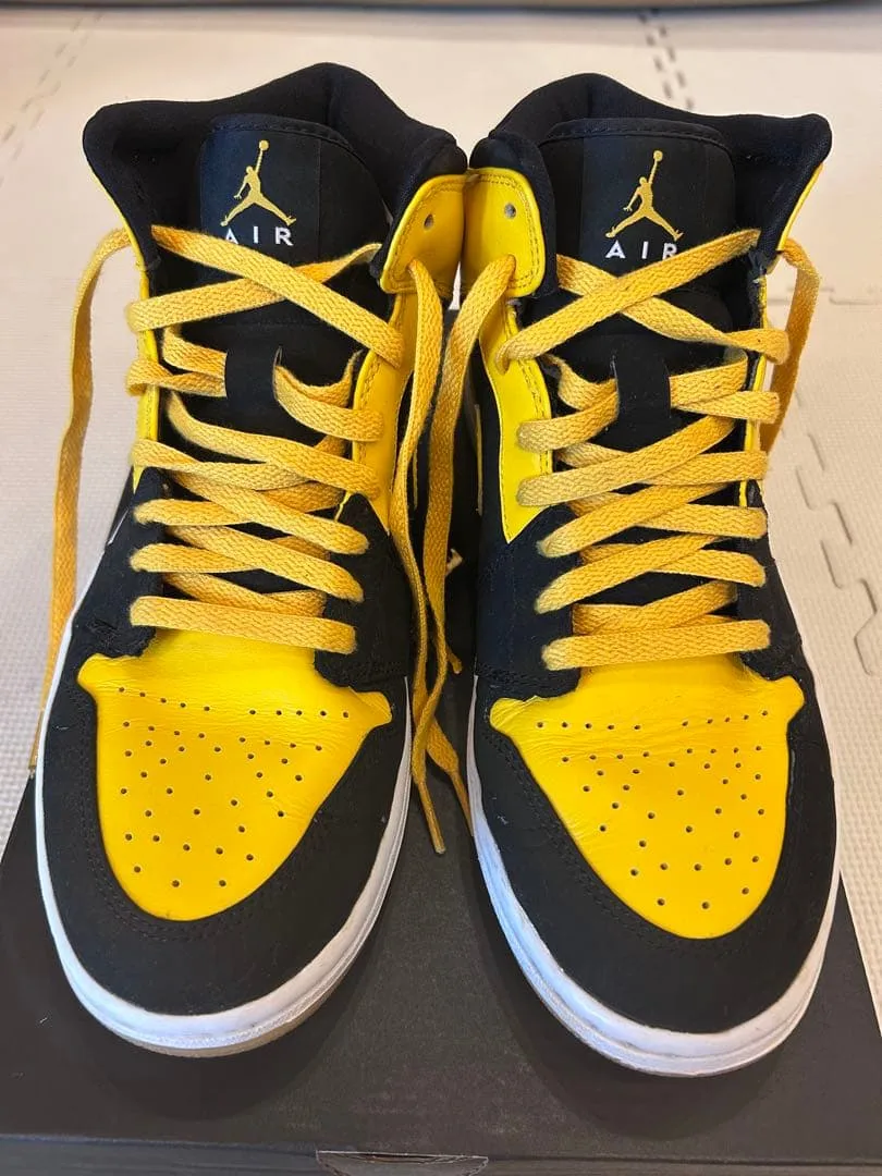 NIKE AIR JORDAN 1 MID สีเหลืองสีดำ