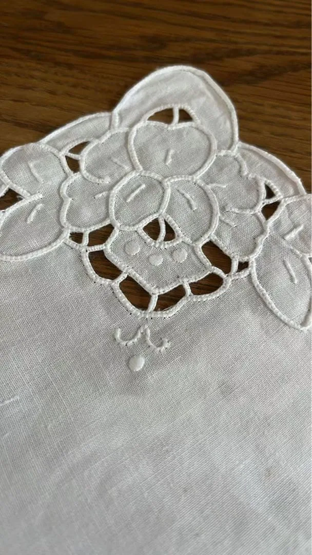 白色 綿麻 手刺繍 テーブルセンター 31×46cm ハンドメイド