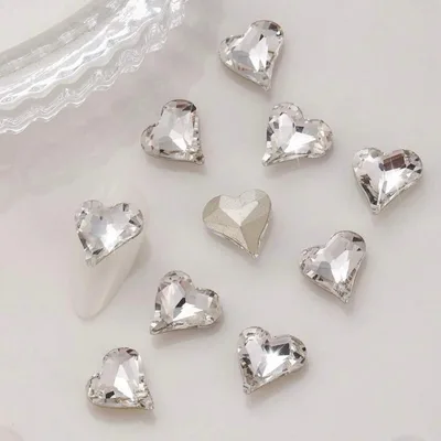【残り1点】ネイルパーツ 30個 ハートビジュー Vカット クリア 6×7mm