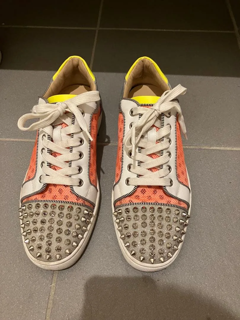 รองเท้าผ้าใบประดับหมุดของ Christian Louboutin