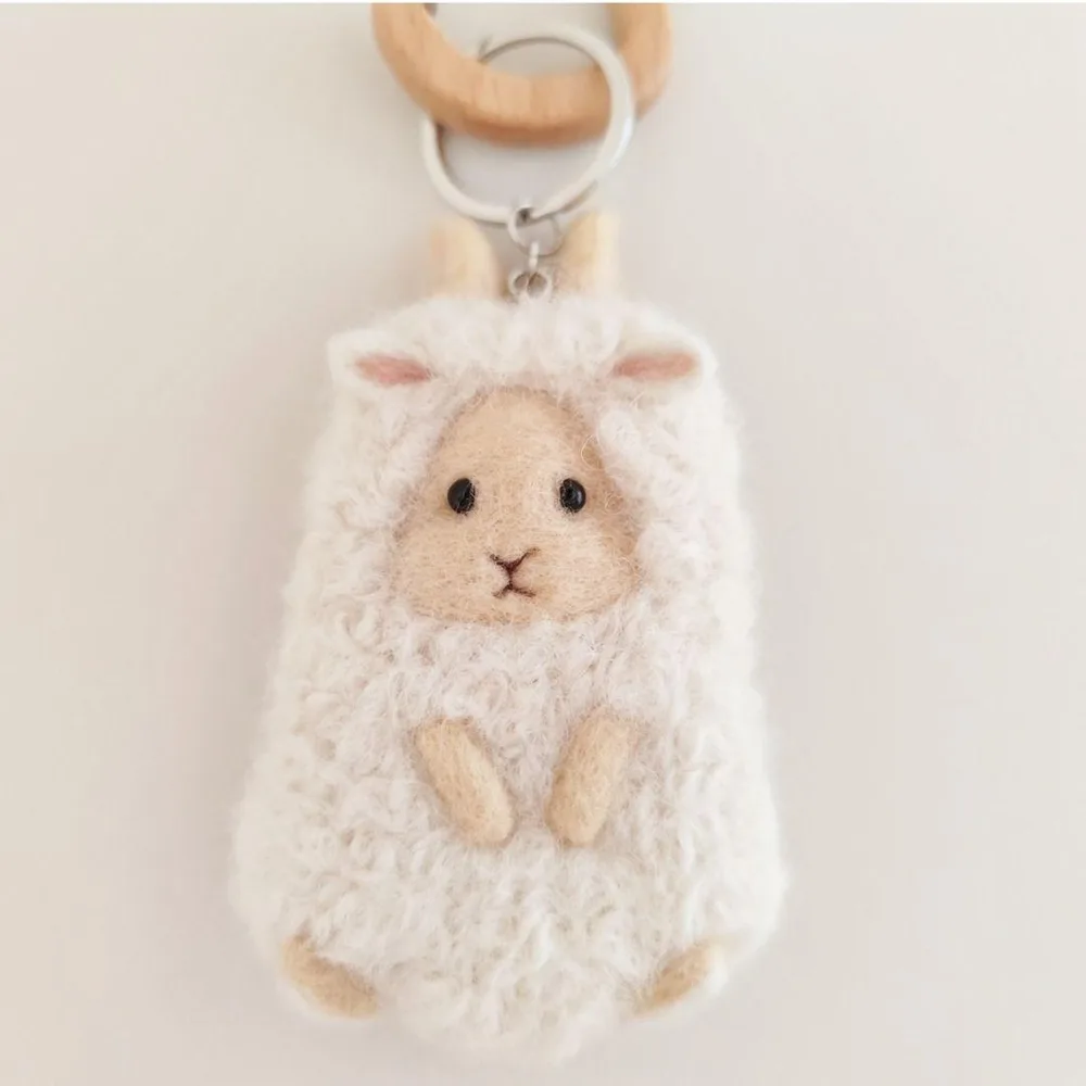 ハンドメイド 羊毛フェルト ひつじ着ぐるみうさぎ カラビナキーホルダー