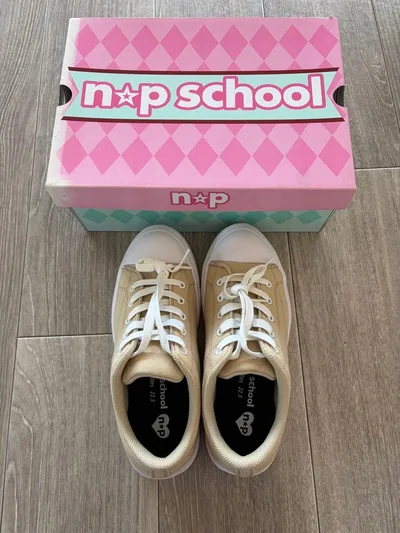 【定価4290円】n*p school スニーカー 22.5cm ベージュ