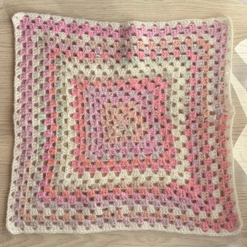 ハンドメイド グラニースクエア モチーフ編み ピンク系