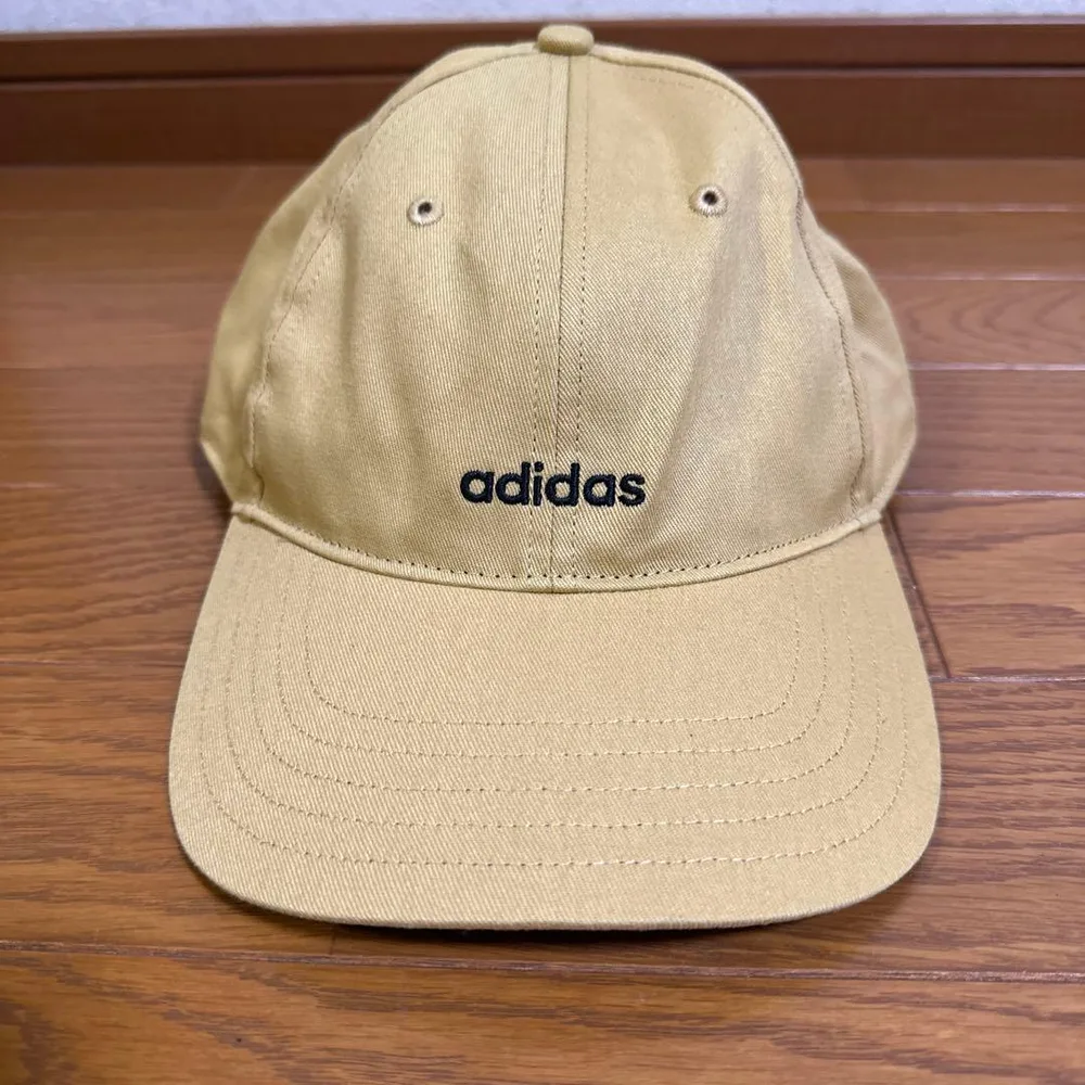 adidas ベースボールキャップ ベージュ