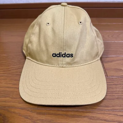 adidas ベースボールキャップ ベージュ