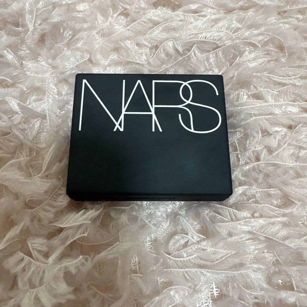 NARS パウダーチーク ピンク シマー仕上げ