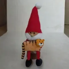 ノルディカニッセ トラを抱えたサンタ 赤