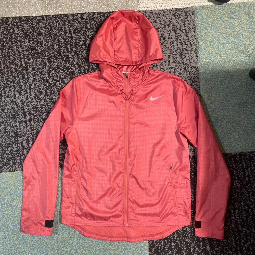 NIKE RUNNING ウィンドブレーカー Sサイズ レディース