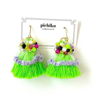 ネオンカラータッセル(蛍光グリーン)×ビーズ刺繍♡ハンドメイドピアス/イヤリング