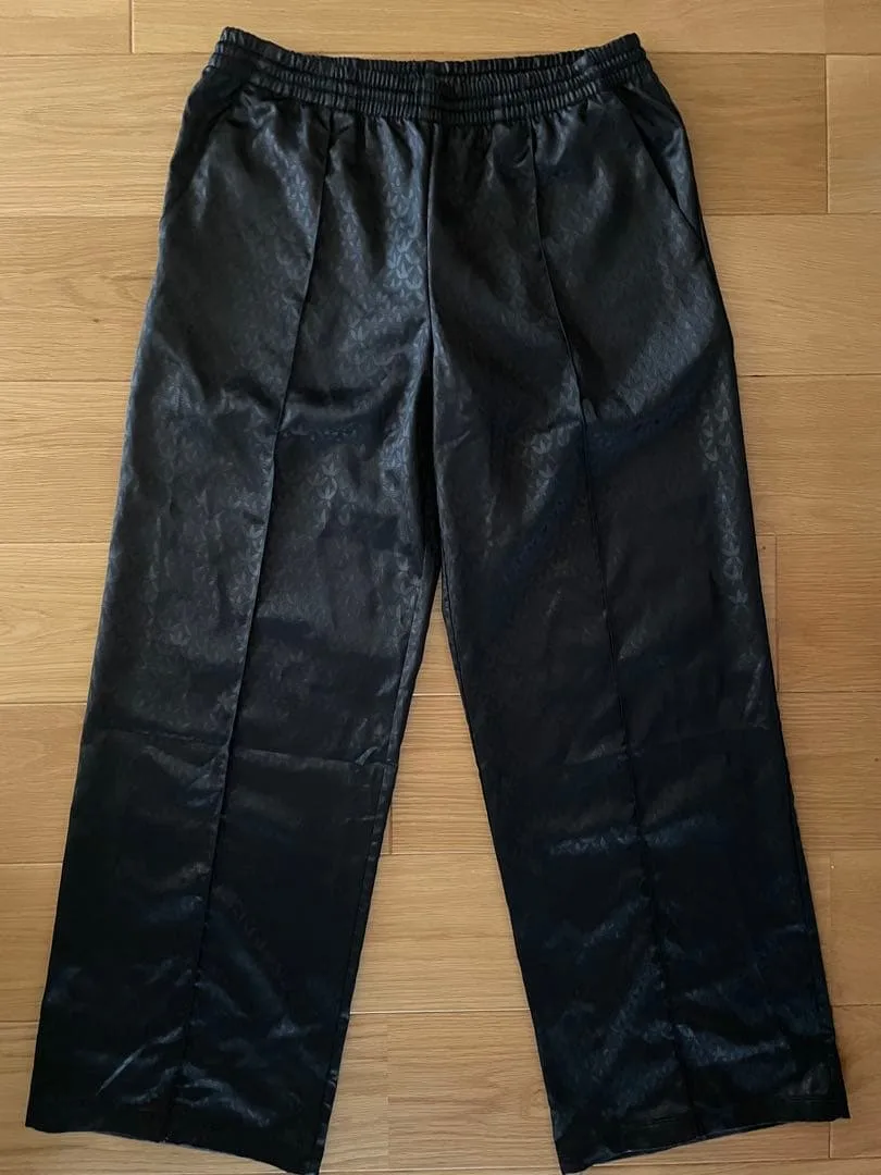 adidas アディダス サテン モノグラム トラックパンツ 黒 1J6010