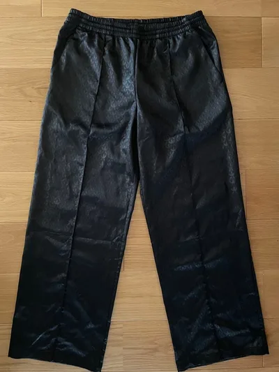 adidas アディダス サテン モノグラム トラックパンツ 黒 1J6010