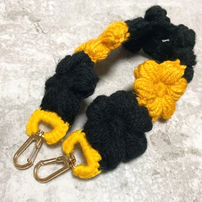 スマホ ハンドストラップ ハンドメイド 毛糸 花 黒 黄色