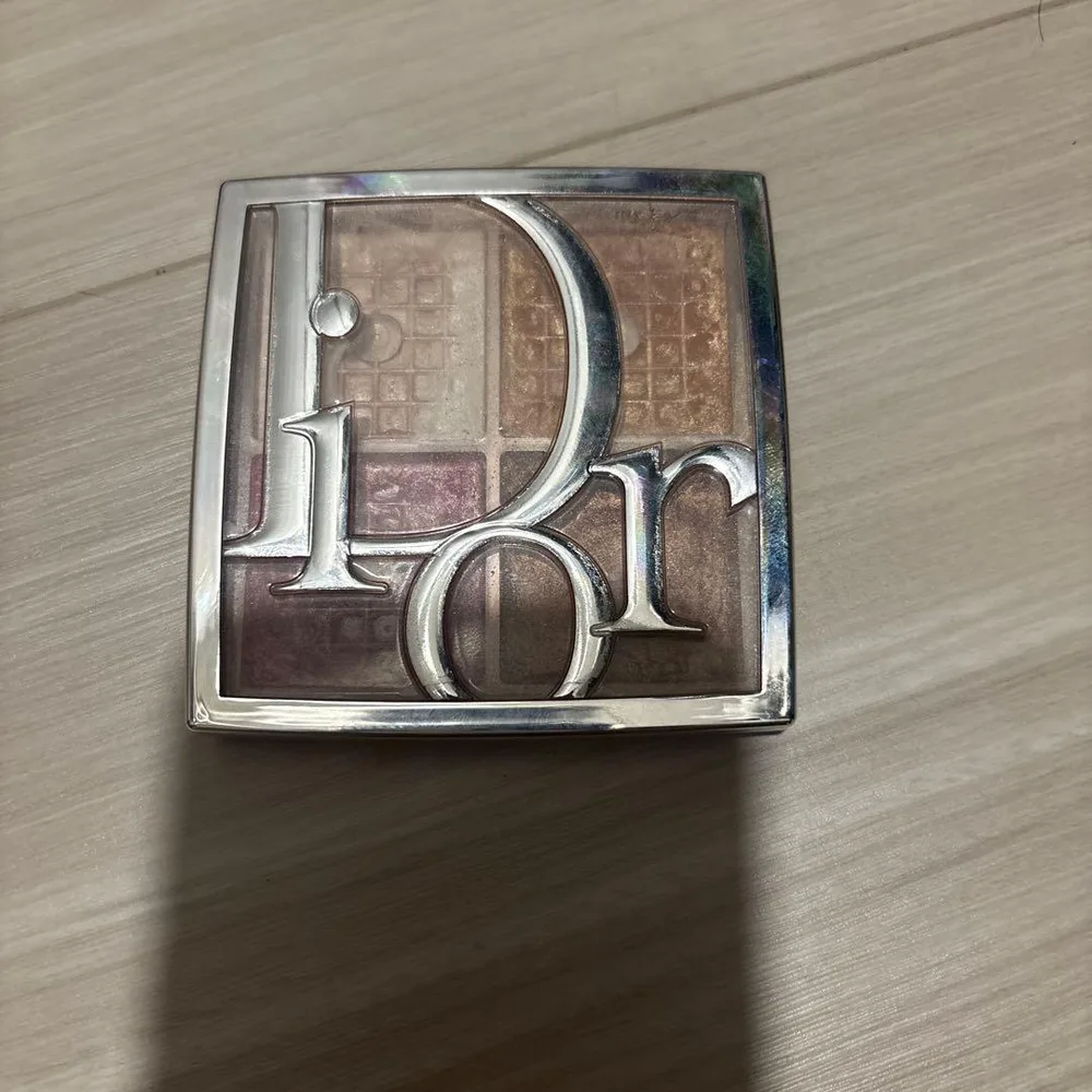 Dior バックステージ グロウ マキシマイザー パレット 001