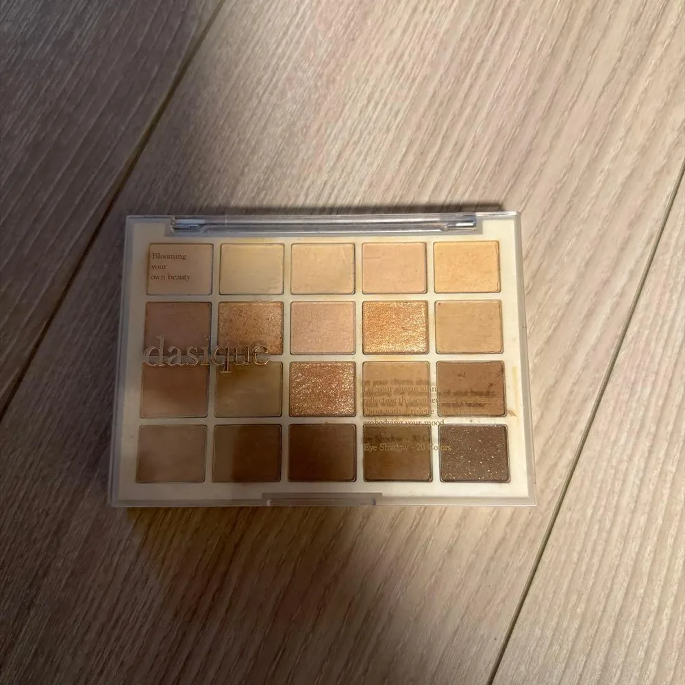 dasique アイシャドウパレット 20色