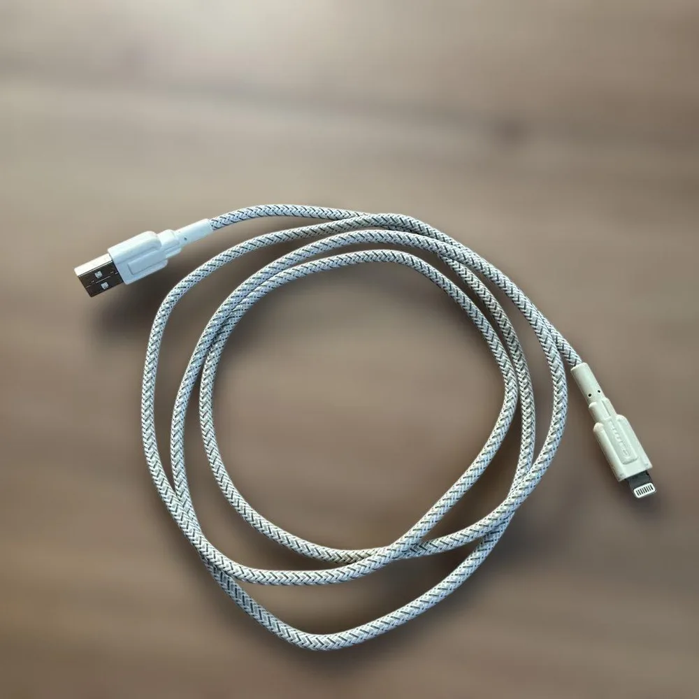 iphone充電ケーブル