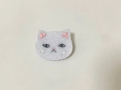 白猫の刺繍ブローチ・ハンドメイド